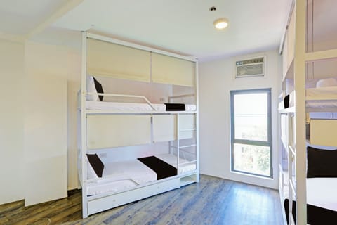 Shared Dormitory, Mixed Dorm | Minibar, laptop workspace, bed sheets