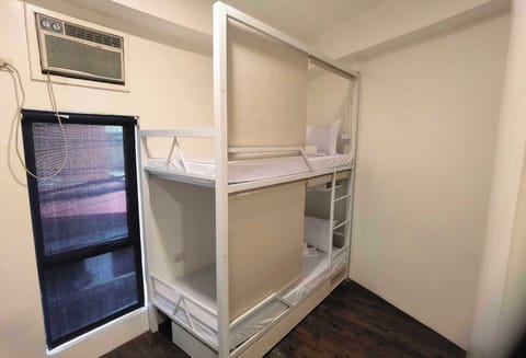 Shared Dormitory, Mixed Dorm | Minibar, laptop workspace, bed sheets