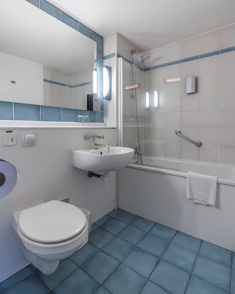 Standard Double Room, 1 Double Bed | Bathroom | Combined shower/tub, towels