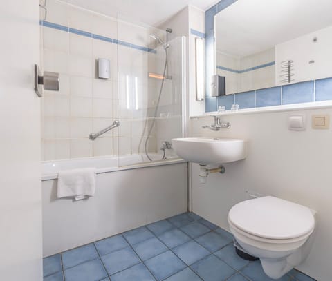 Superior Double Room, 1 Double Bed | Bathroom | Combined shower/tub, towels