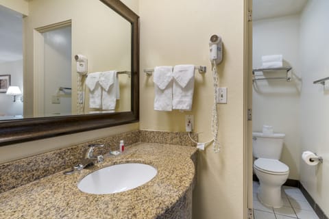 Combined shower/tub, free toiletries, hair dryer, towels