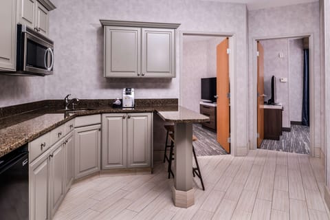 Suite, 2 Bedrooms | Private kitchen | Fridge, microwave, coffee/tea maker, cookware/dishes/utensils