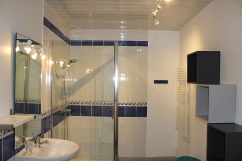 Comfort Double Room, Private Bathroom, Garden View (Utah/Gold) | Bathroom