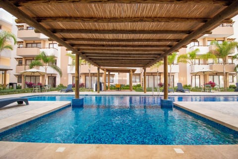 Outdoor pool, free cabanas, pool umbrellas