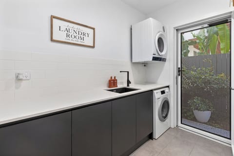 Luxury Apartment, City View | Laundry