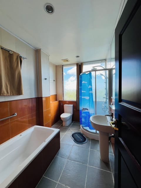 Superior Room, Courtyard View | Bathroom | Bidet, towels, soap, shampoo