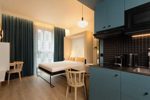 Hypo-allergenic bedding, in-room safe, desk, laptop workspace