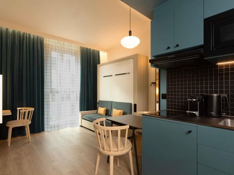 Hypo-allergenic bedding, in-room safe, desk, laptop workspace