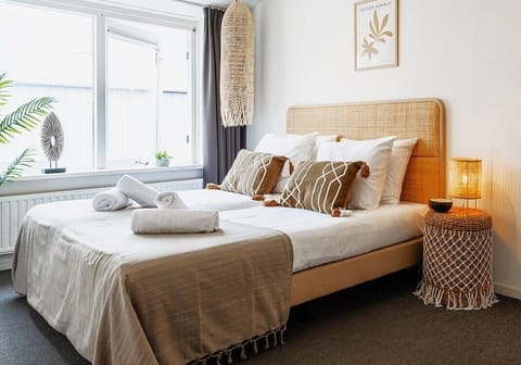 Comfortabel kingsize bed in je knusse vakantiehuis Zeeland – voor een heerlijke nachtrust.