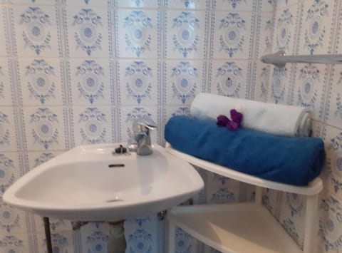 Triple Room (Guest House Green Corner Supetarska D) | Bathroom | Shower, towels