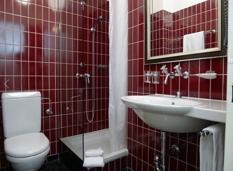 Classic Single Room | Bathroom | Bathtub, free toiletries, hair dryer, slippers