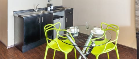 Apartment, 1 King Bed, Executive Level | Private kitchenette