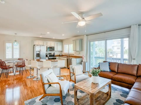 House, Multiple Beds, Balcony, Ocean View (Sunshine Lane) | Living area