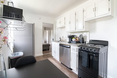 Design House, 1 Queen Bed, Accessible, City View | Private kitchen | Fridge, microwave, oven, stovetop