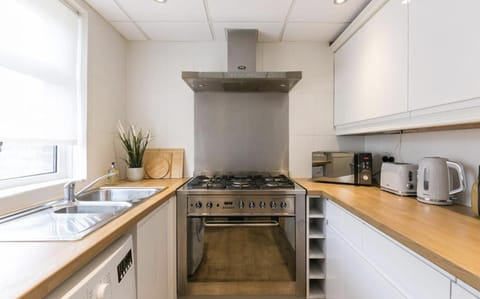 House | Private kitchen | Fridge, microwave, oven, stovetop