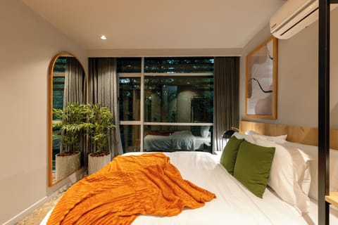 Signature Apartment | In-room safe, iron/ironing board, free WiFi, bed sheets