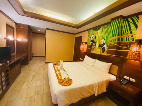 Family Room, Non Smoking, Garden View | In-room safe, blackout drapes, free WiFi, bed sheets