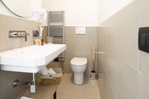 Single Room, Balcony | Bathroom | Eco-friendly toiletries, towels, soap, shampoo