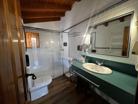 Standard Triple Room, Terrace | Bathroom