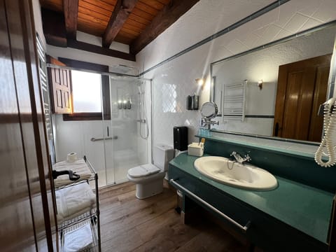 Standard Double Room | Bathroom