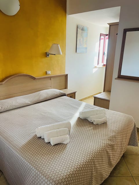 Economy Double or Twin Room | Desk, iron/ironing board, free WiFi