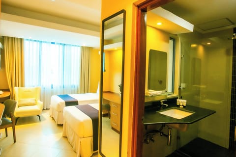 Deluxe Twin Room | Bathroom | Separate tub and shower, hydromassage showerhead, designer toiletries