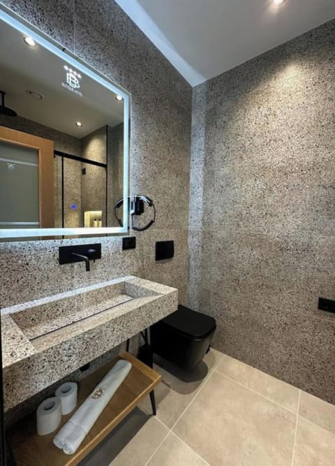 King Room with Balcony | Bathroom