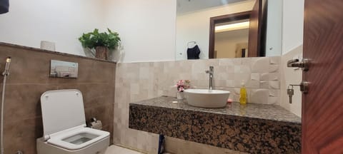 Luxury Apartment, 1 King Bed, City View | Bathroom | Shower, rainfall showerhead, hair dryer, towels