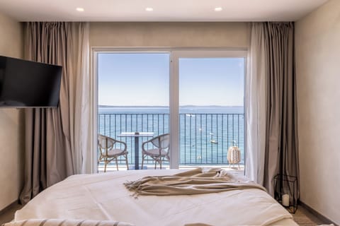 Deluxe Double Room, Balcony, Sea View | Minibar, in-room safe, blackout drapes, soundproofing