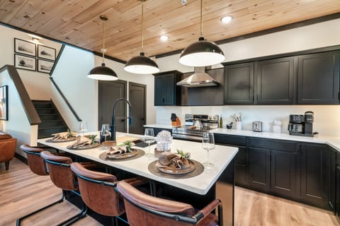 Fully equipped kitchen: cook/bake/dinner/silver-ware provided