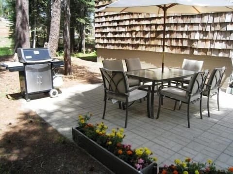 Condo, 2 Bedrooms | Property grounds