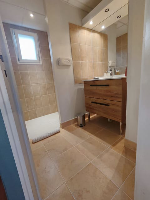 Comfort Triple Room (Charlie) | Bathroom | Shower, free toiletries, hair dryer, towels