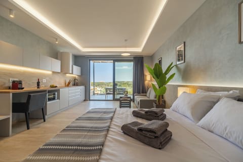 Luxury Double Room, Sea View | Bathroom | Shower, rainfall showerhead, free toiletries, hair dryer