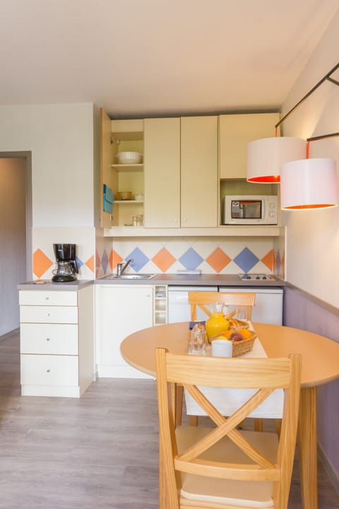 Studio 2 people - Courtyard side | Private kitchen | Fridge, microwave, stovetop, dishwasher