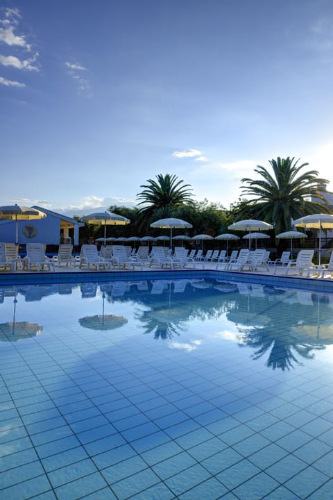 4 outdoor pools, pool umbrellas, sun loungers