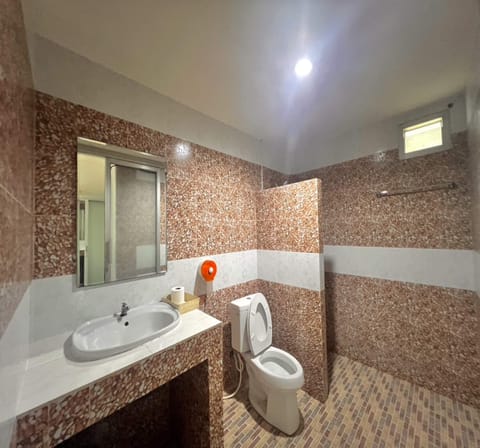 Standard Twin Room | Bathroom | Shower, towels, toilet paper