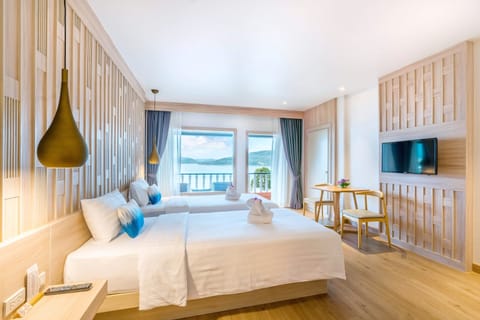 Deluxe Twin Room, Sea View | Minibar, in-room safe, desk, soundproofing