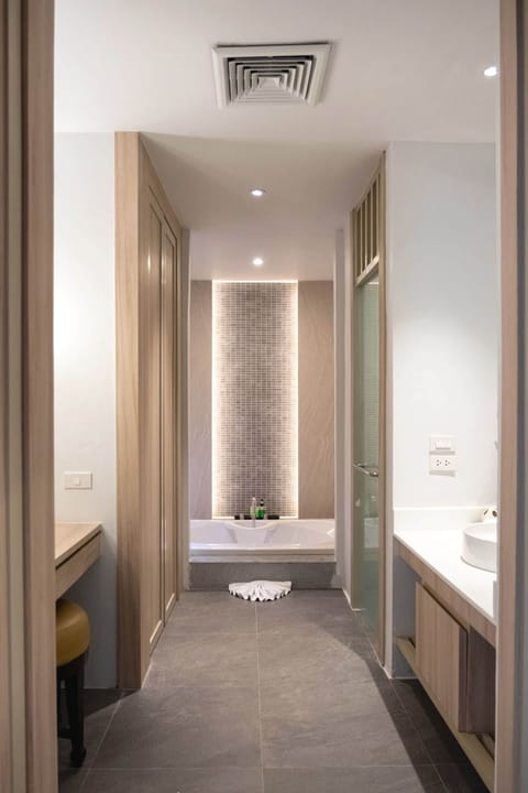 Heritage Villa | Bathroom | Combined shower/tub, free toiletries, hair dryer, bathrobes