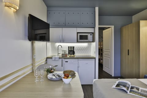 Studio 4 people - 1 sleeping alcove - Large Terrace | Private kitchenette | Mini-fridge, microwave, stovetop, dishwasher