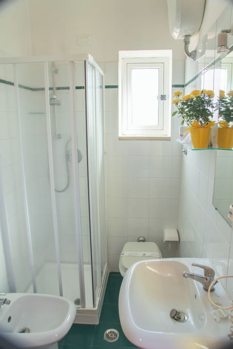 Economy Single Room | Bathroom | Shower, towels, soap, shampoo