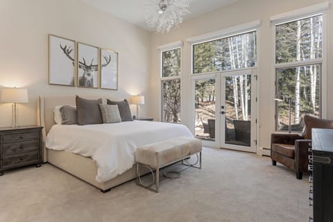 Bedroom 1 - King Bed, High Ceilings