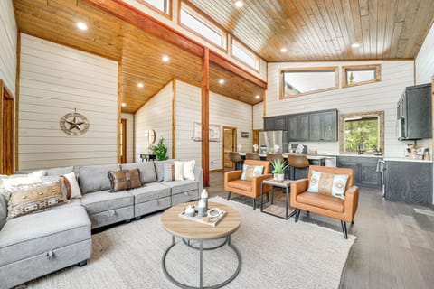 Broken Bow Vacation Rental | 2BR | 2BA | 1,200 Sq Ft | 4 Steps Required