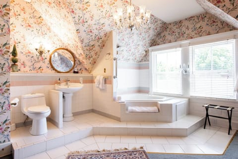 Deluxe Suite | Bathroom | Deep soaking tub, designer toiletries, bathrobes, towels