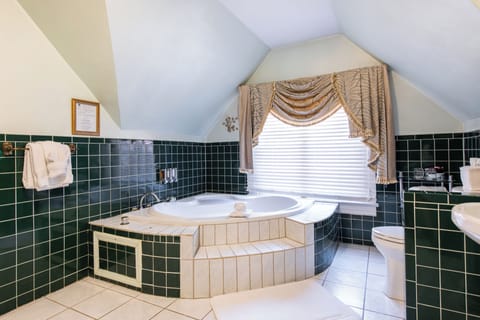 Deluxe Suite | Bathroom | Deep soaking tub, designer toiletries, bathrobes, towels