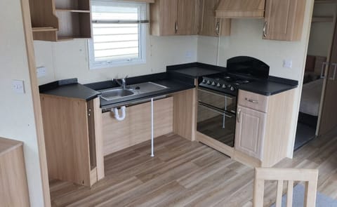 Cabin | Private kitchen | Fridge, microwave, oven, stovetop