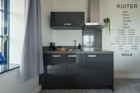Efficient and stylish—this compact new kitchen has everything you need, without the clutter.
Self Service Hotel Tilburg biedt budgetvriendelijke studio's en appartementen in het hart van de stad - perfect voor een bezoek aan de Efteling of Beekse Bergen.