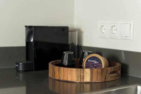 Indulge in your favorite coffee with a machine that delivers rich flavor and convenience at Bed en Koffie Central in Hotel Centrum Tilburg. Enjoy affordable studio apartments with new kitchens and bathrooms – the perfect spot for an overnight stay near Efteling or Safaripark Beekse Bergen.