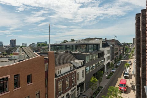 The rich history of the building ,  depicting various forms of transportation throughout the years

Blijf centraal en bespaar geld bij Hotel Tilburg! Ideaal voor Efteling avonturen, Beekse Bergen uitstapjes, of het verkennen van Tilburg zelf.