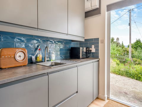 Kitchen/diner | Sea Breeze Cottage, Lochranza