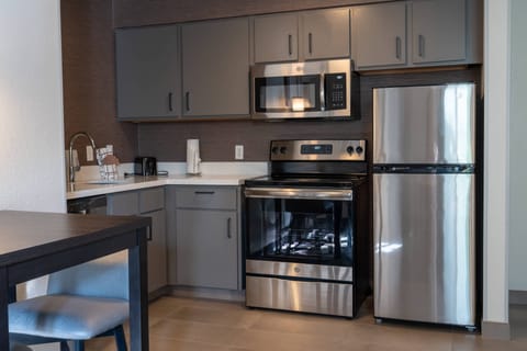 Full-size fridge, microwave, stovetop, dishwasher